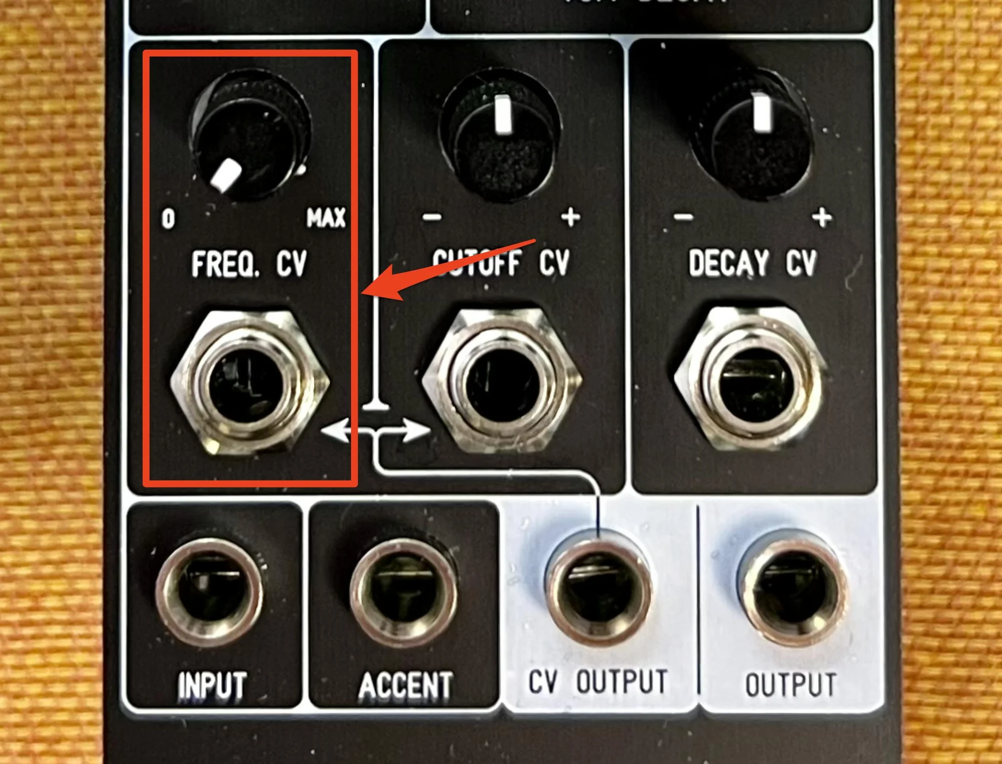 写真:Frequency CVの入力