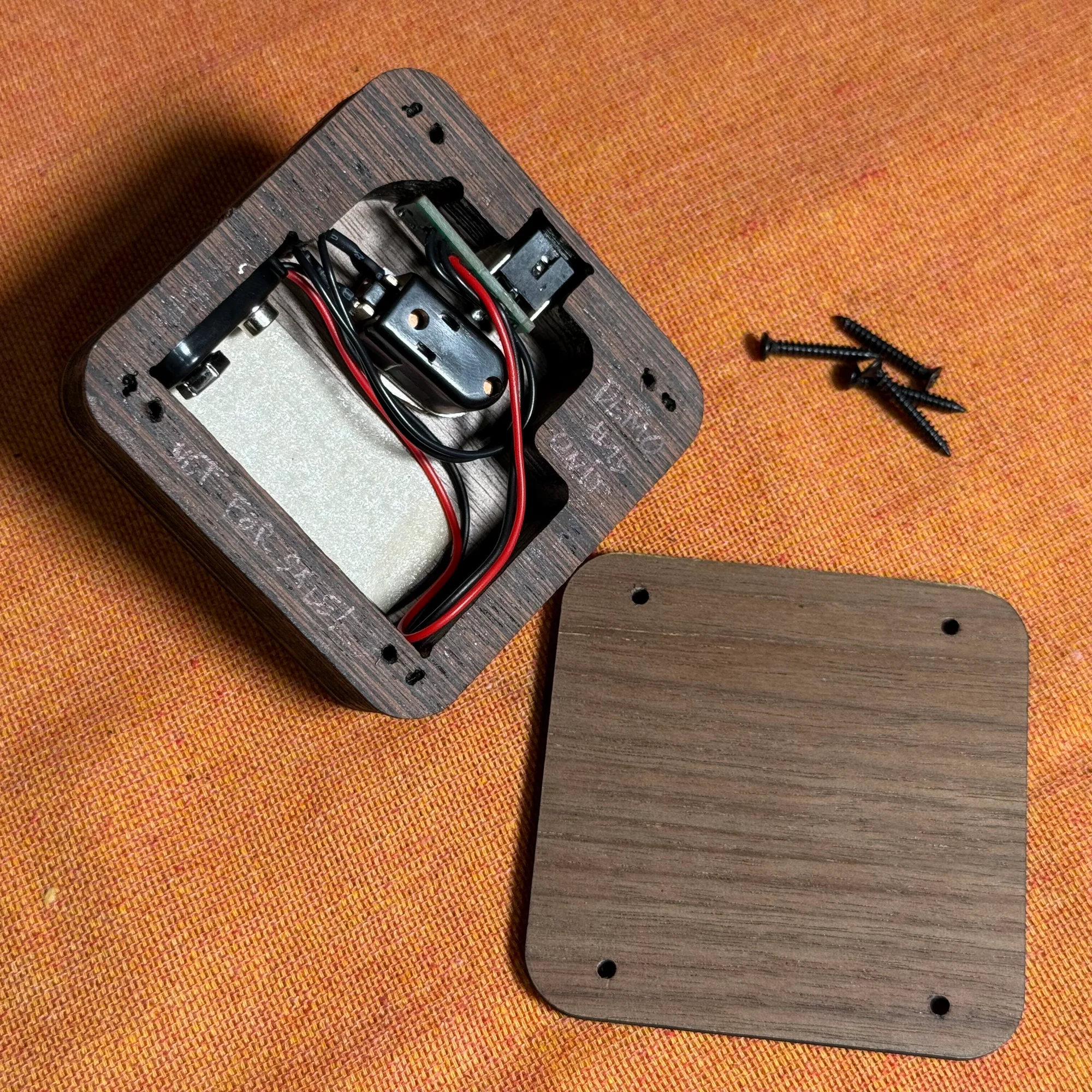 電池を装着している様子の写真