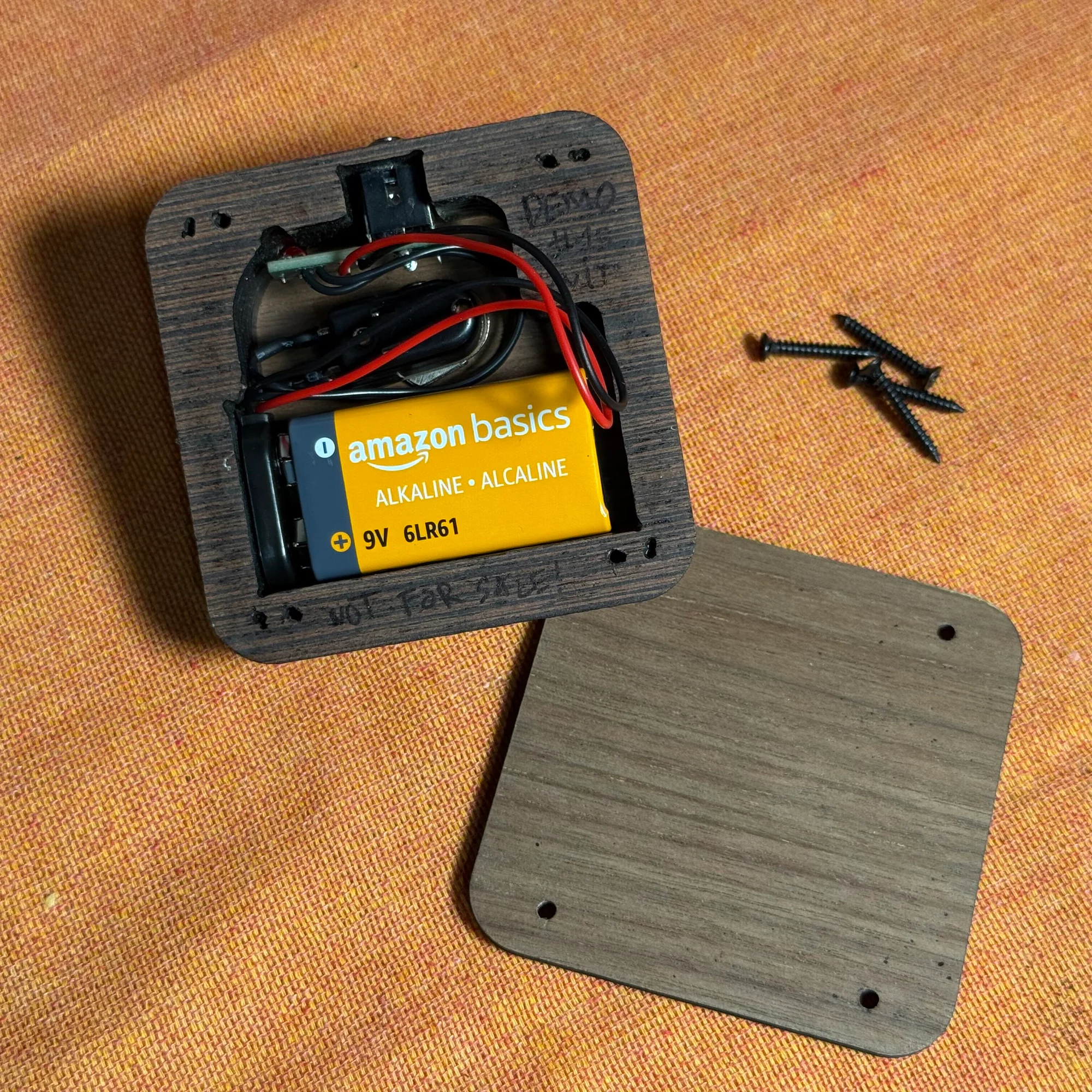 電池を装着している様子の写真