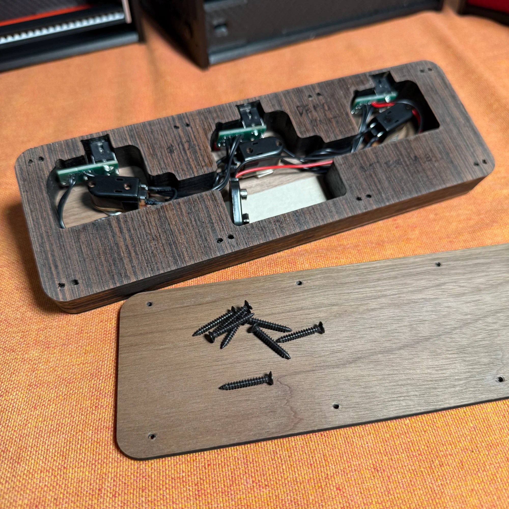 電池を装着している様子の写真