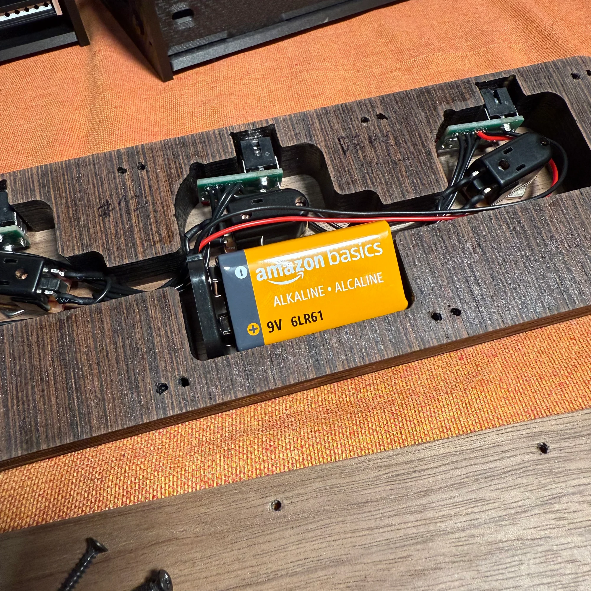 電池を装着している様子の写真