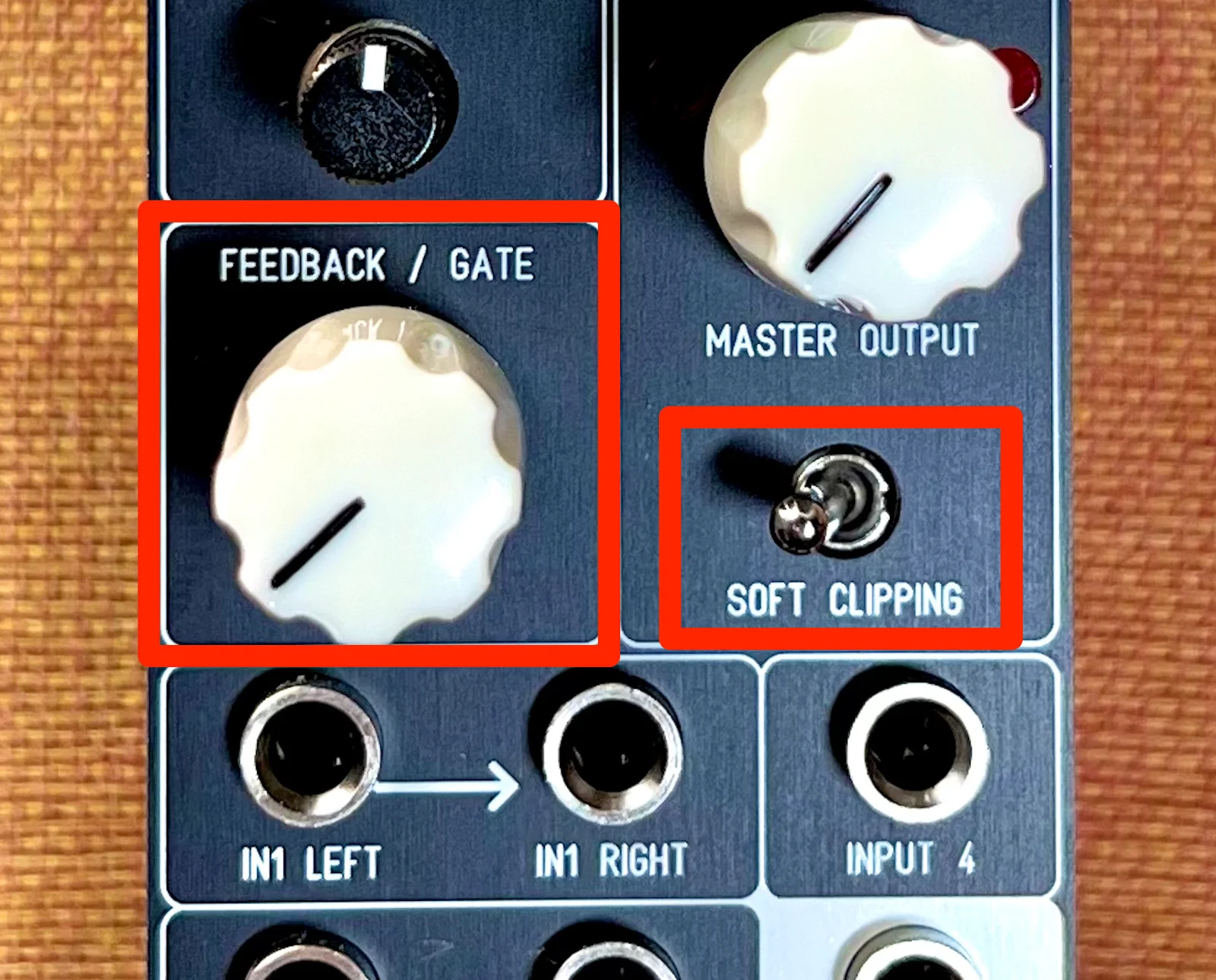 フィードバック・ゲートノブとソフトクリッピングスイッチの写真