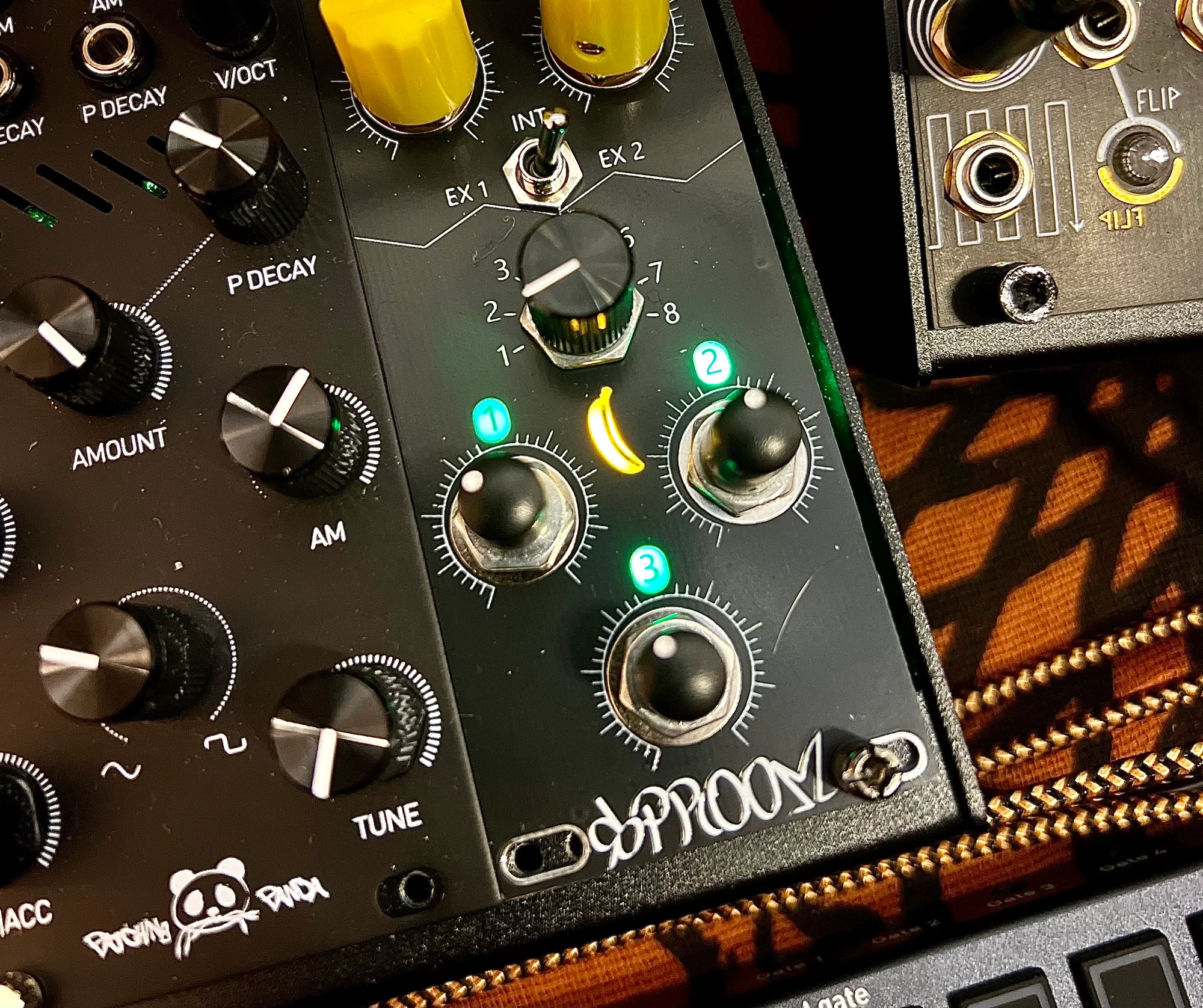 バナナステッカーとキーホルダーの写真