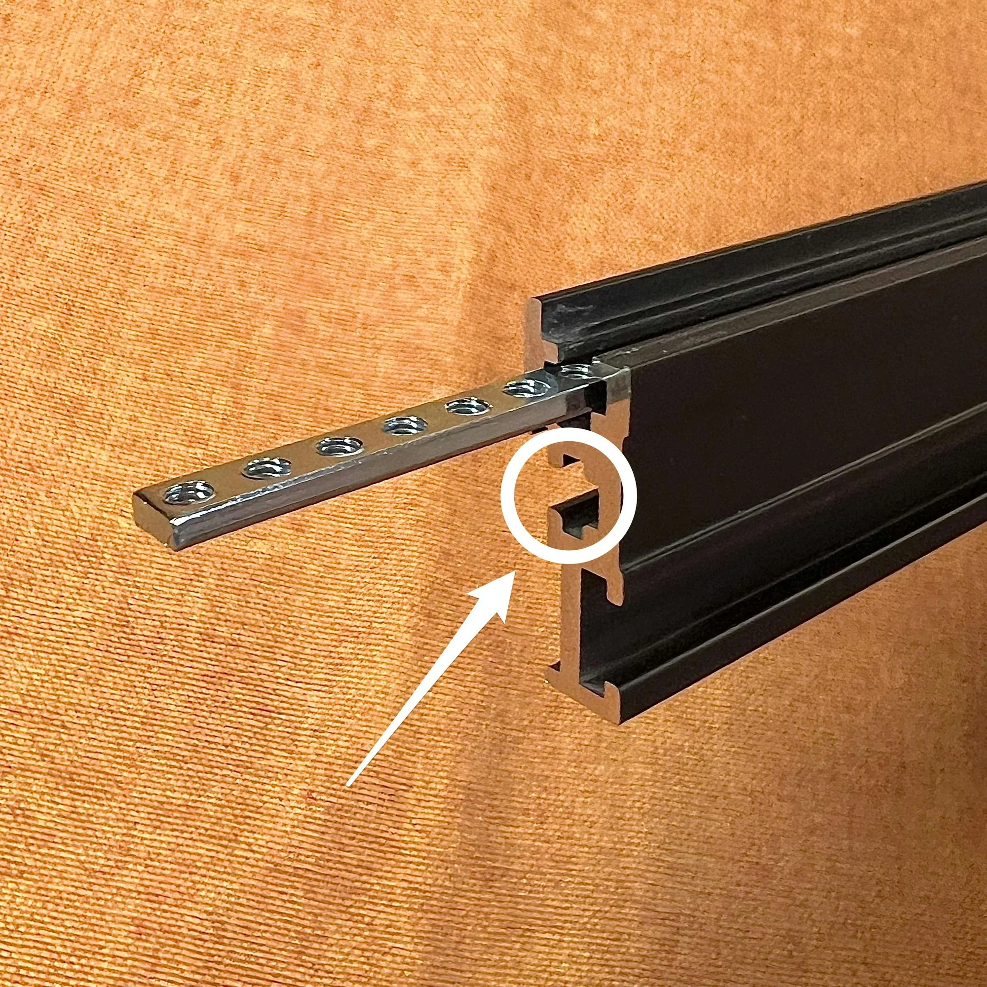 写真:ネジの場所