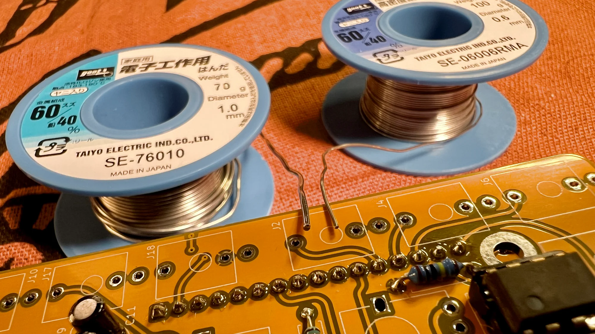 写真:2種類の糸はんだ その1