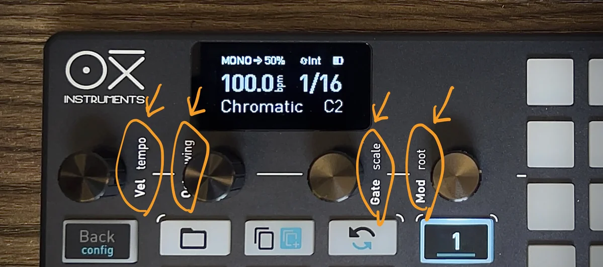 4つのエンコーダーのアップ写真。エンコーダーの横には設定できる項目名称が書かれている