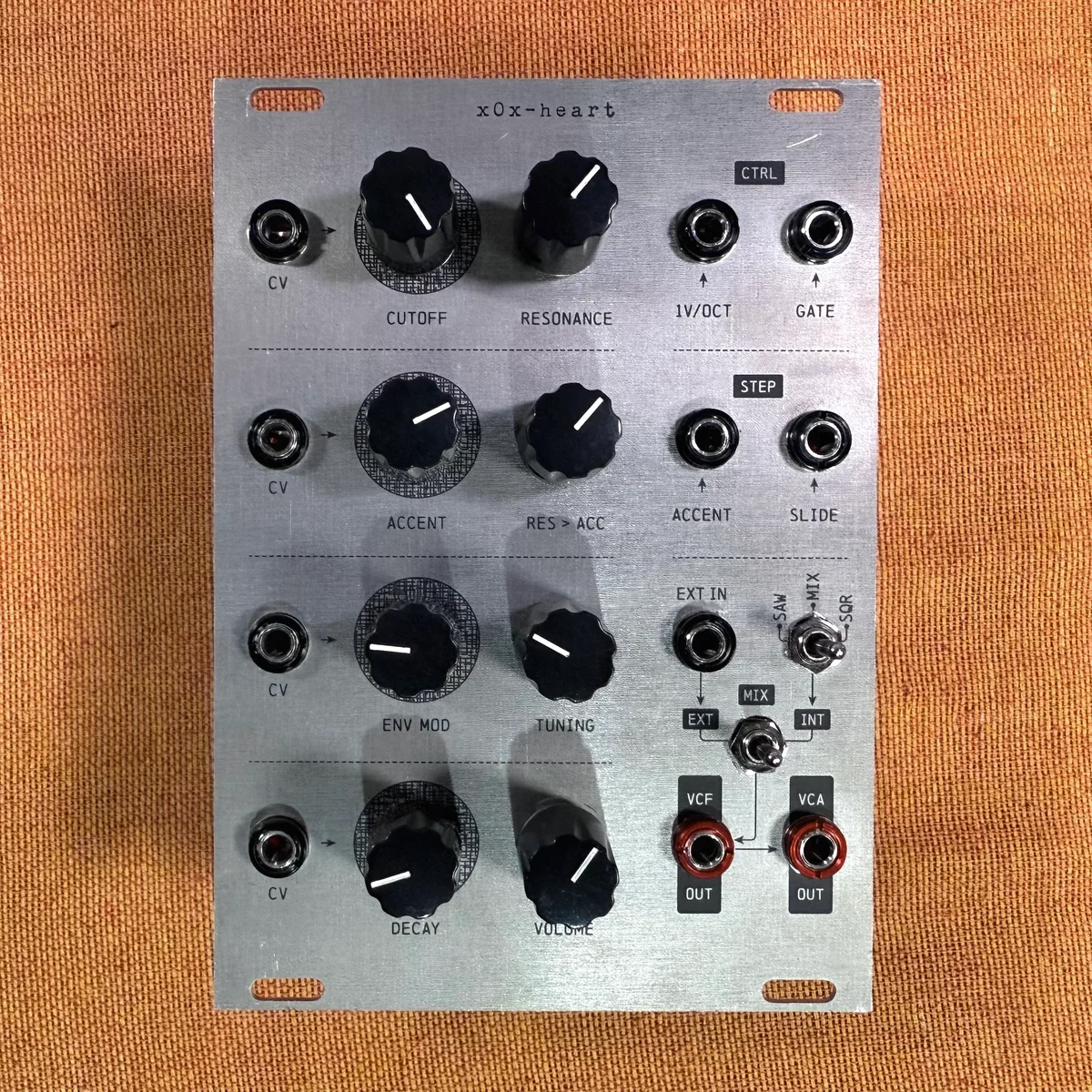 x0x heart モジュラーシンセサイザー　TB 303 ベースライン Roland TB-303 Bass Line In Action - YouTube